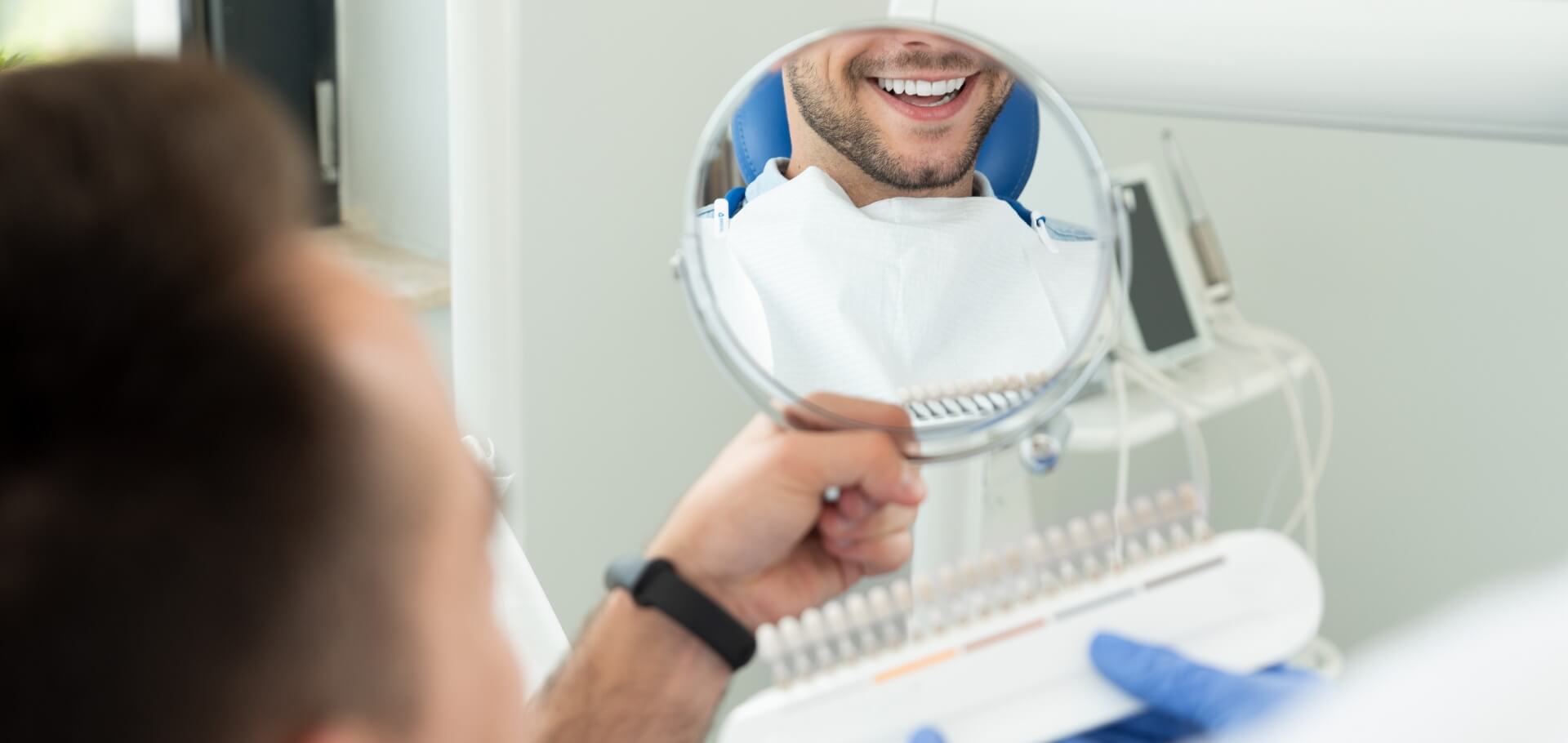 Uśmiechnięta pacjentka na fotelu stomatologicznym 